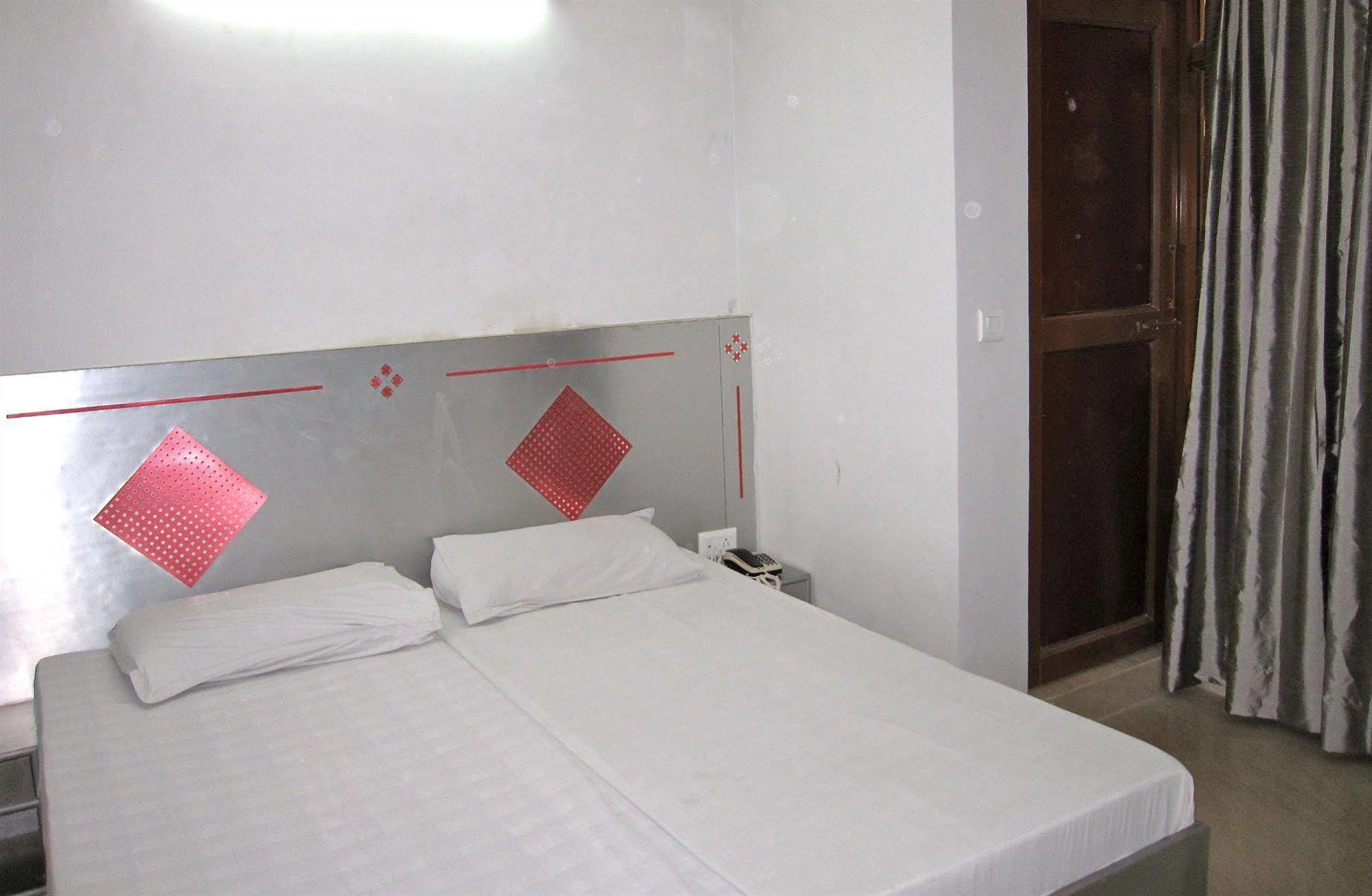 Hotel Kwality New Delhi Exteriör bild