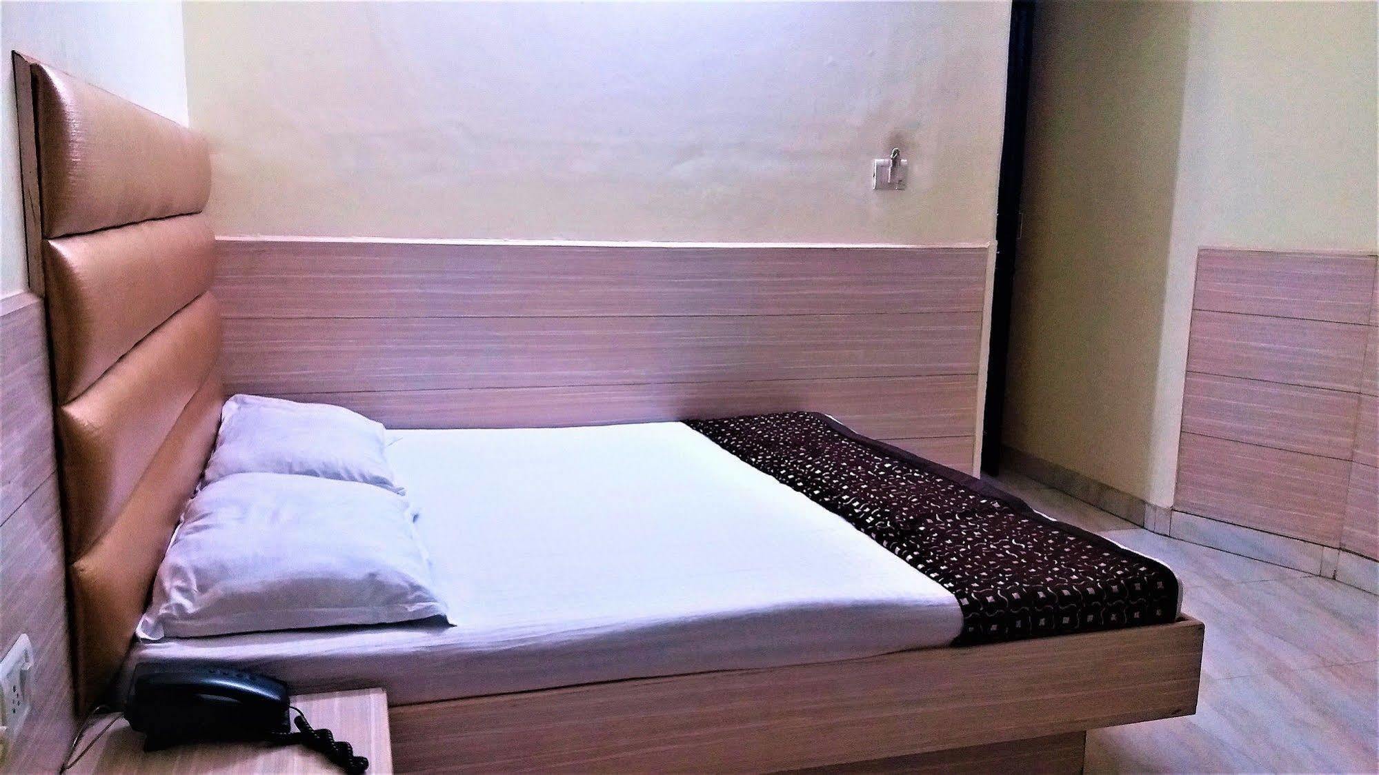 Hotel Kwality New Delhi Exteriör bild