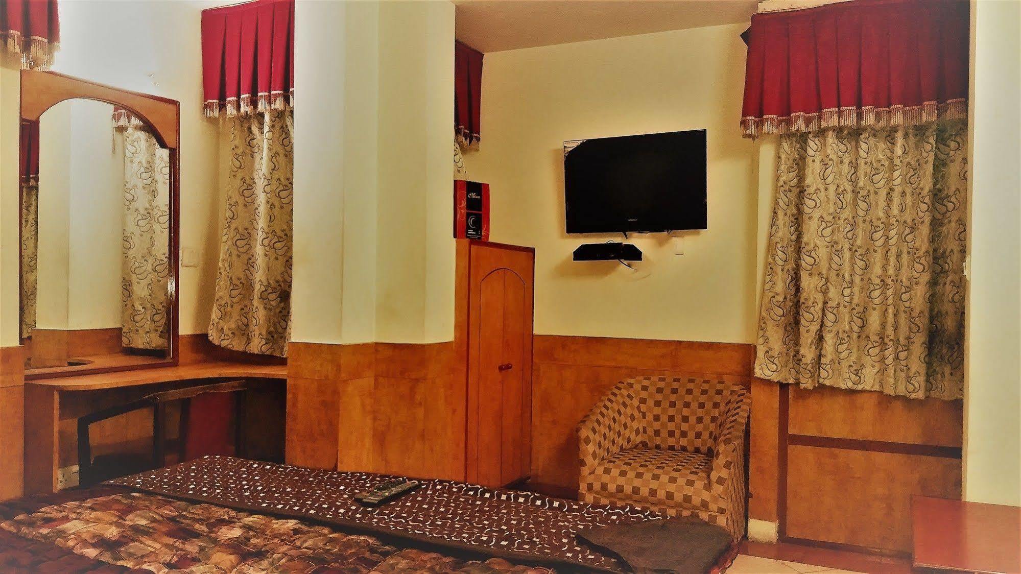 Hotel Kwality New Delhi Exteriör bild