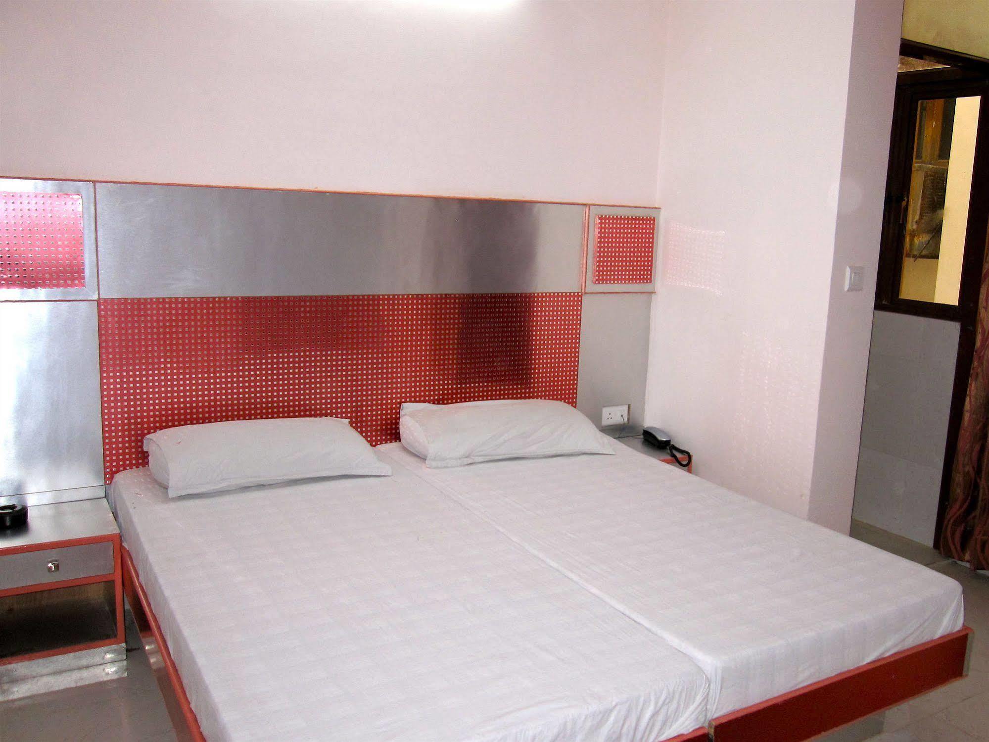Hotel Kwality New Delhi Exteriör bild