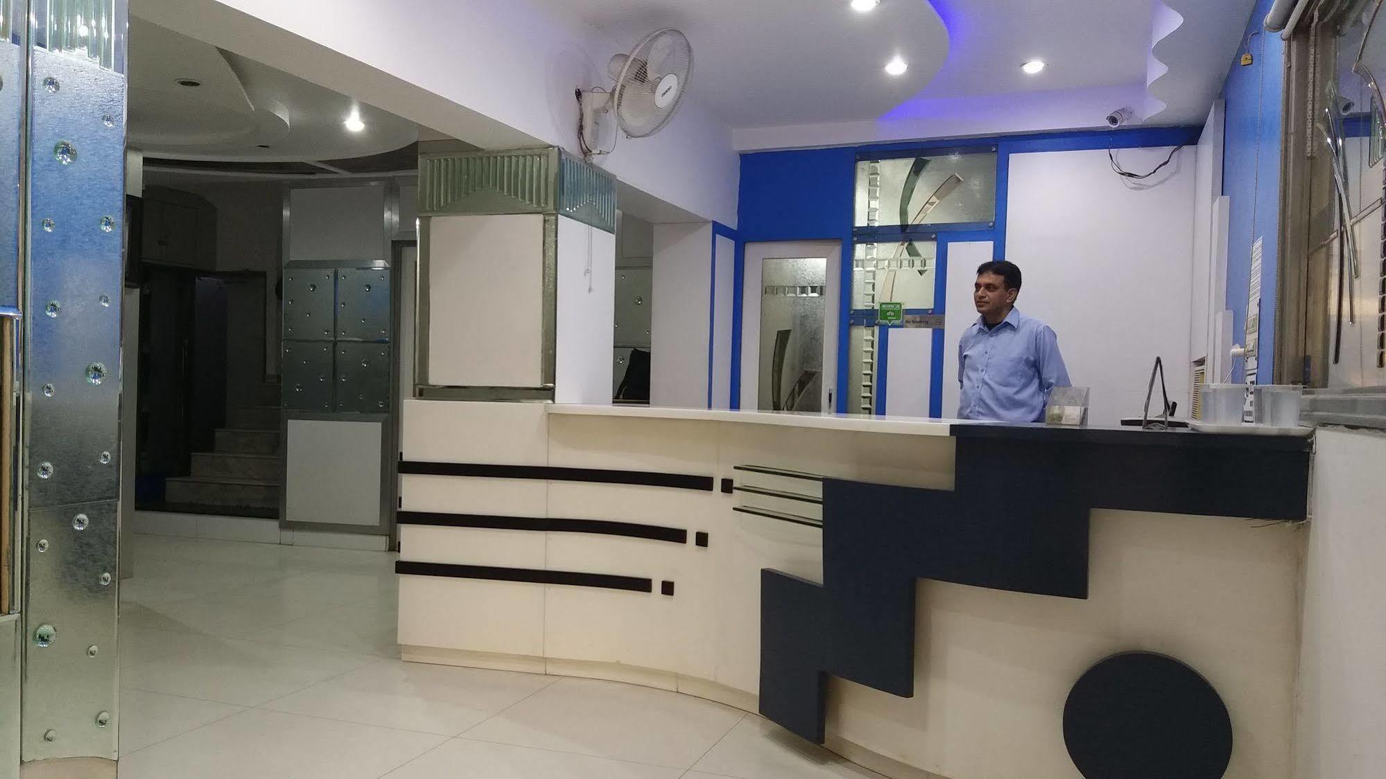 Hotel Kwality New Delhi Exteriör bild