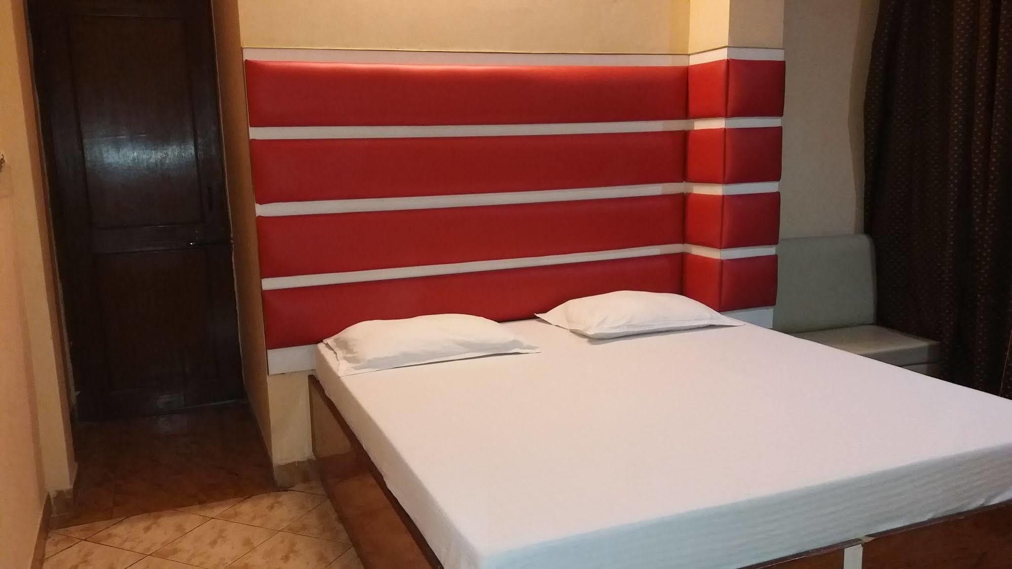 Hotel Kwality New Delhi Exteriör bild