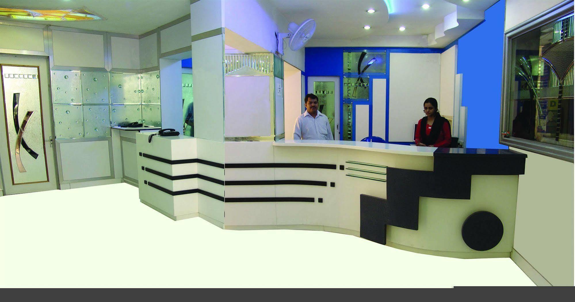 Hotel Kwality New Delhi Exteriör bild