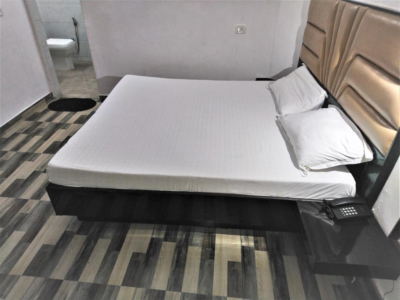 Hotel Kwality New Delhi Exteriör bild